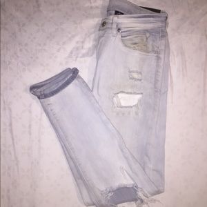 Distressed Lightwash Jeans